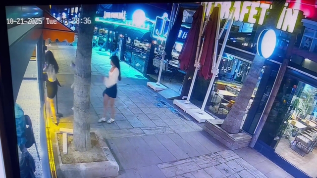 Kafeye gelenler cam kapıyı fark etmeyerek çarptı, çalışanlar "Biz de ne yapacağımızı şaşırdık" dedi