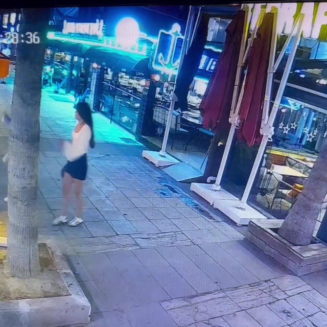 Kafeye gelenler cam kapıyı fark etmeyerek çarptı, çalışanlar "Biz de ne yap...