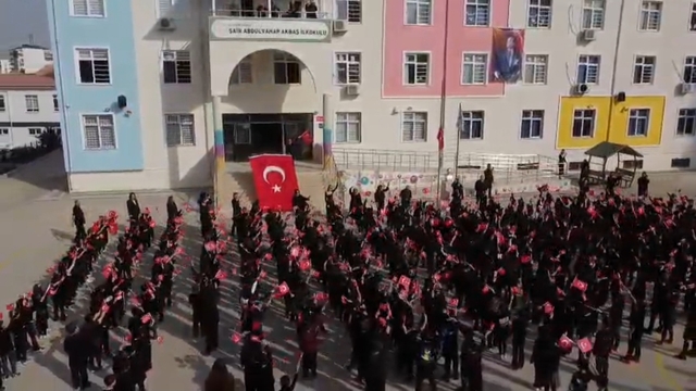 Batman'da 563 ilkokul öğrencisi, 'Atatürk Çocukları' şarkısını seslendirdi