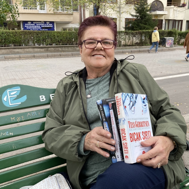 Tek gözü görmeyen 66 yaşındaki kadın her gün 300 sayfa kitap okuyor
Akşam o...