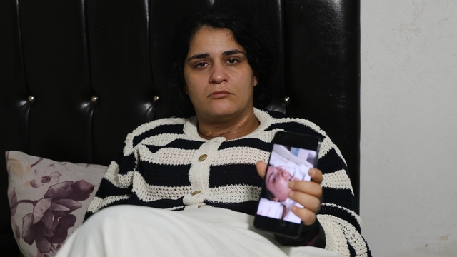 Eşi boğazını kesti engelli kaldı: 2 çocuk annesi dehşet anlarını ilk kez anlattı
İki evladı da devlet korumasına alınan genç kadın, fizik tedavi görerek tekrar çocuklarına kavuşmak istiyor
Yüzde 96 engelli kalan kadın: "Boğazımdan bıçakladı, yerde yatarken 'Ölmedin mi lan sen' dedi"
"Ben adalete sığınıyorum, benim gibi hiçbir anne bu şekilde yatmayı hak etmiyor"