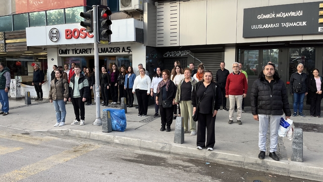 İzmir saat 09.05'te Ata'sını andı