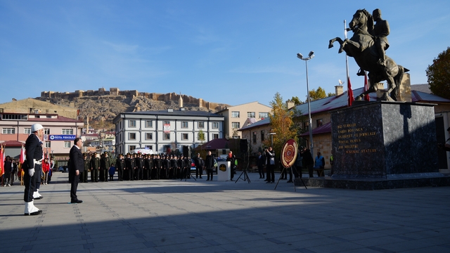 Bayburt'ta 10 Kasım Atatürk'ü Anma Günü çelenk sunumuyla başladı