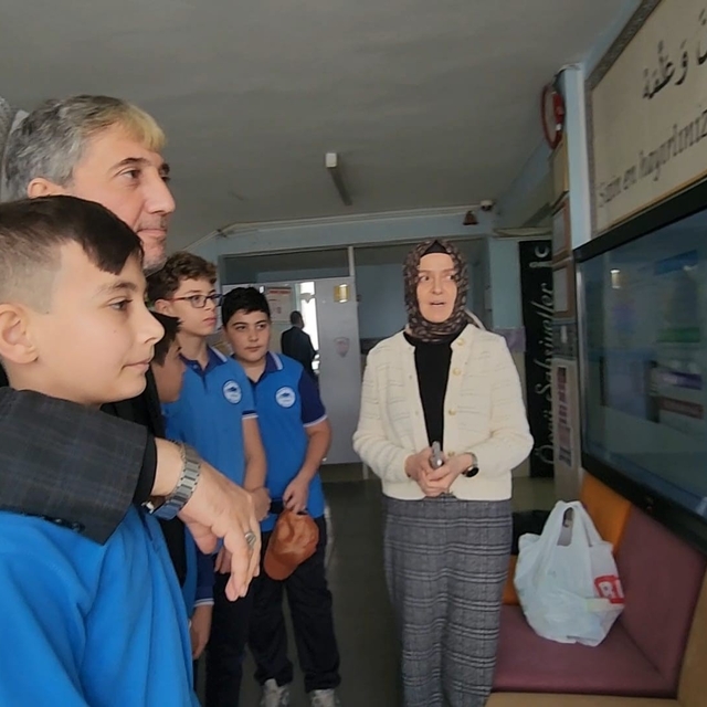 Kütahya Anadolu İmam Hatip Lisesinde öğrencilerin proje hazırlık çalışmalar...