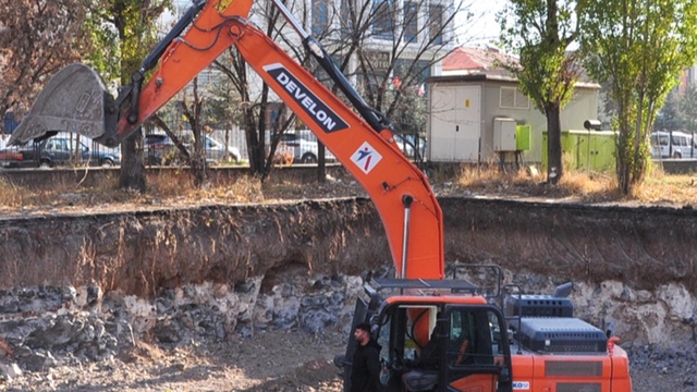 İş makinelerinin üzerinde Ata'ya saygı duruşu