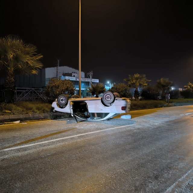 Takla atarak, ters dönen otomobilin sürücüsü yaralandı