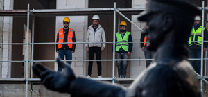 İnşaat işçileri, iskele üzerinde Ata'yı andı