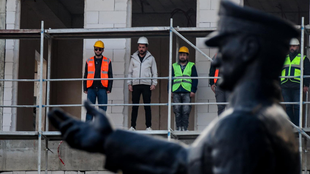İnşaat işçileri, iskele üzerinde Ata'yı andı