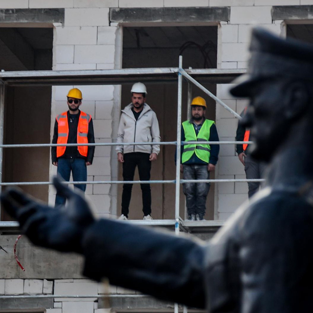 İnşaat işçileri, iskele üzerinde Ata'yı andı