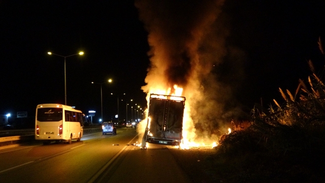 Antalya'da elektronik eşya yüklü nakliye aracı alev alev yandı