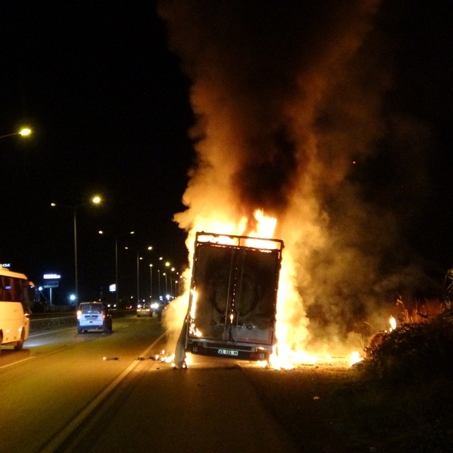 Antalya'da elektronik eşya yüklü nakliye aracı alev alev yandı