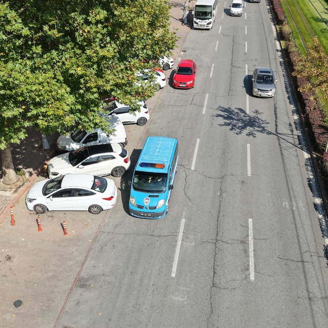 Zabıtadan yaya yoluna park eden araç ve sürücülerine denetim