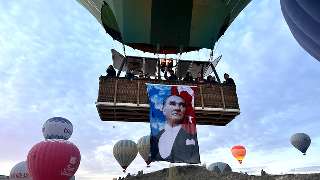 Kapadokya'da balonlar Türk bayrakları ve Atatürk posterleriyle uçtu