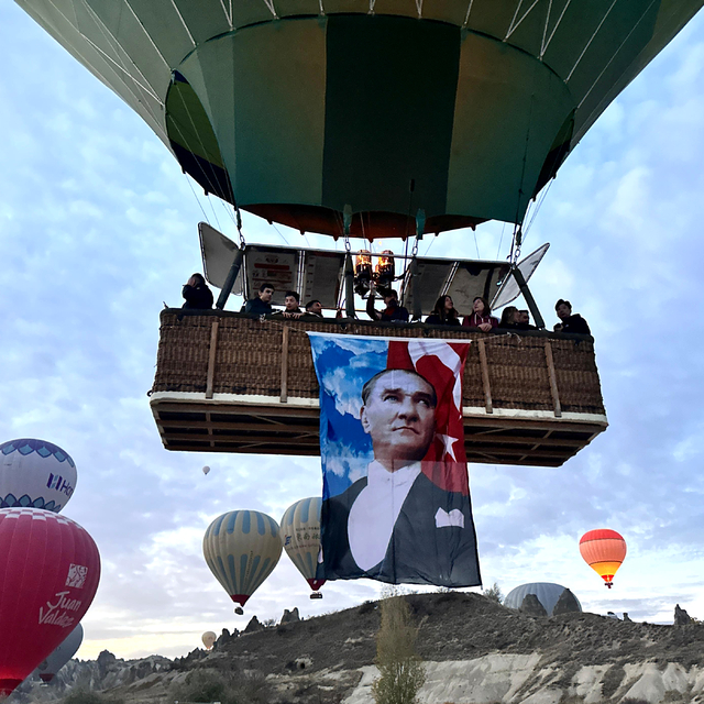 Kapadokya'da balonlar Türk bayrakları ve Atatürk posterleriyle uçtu