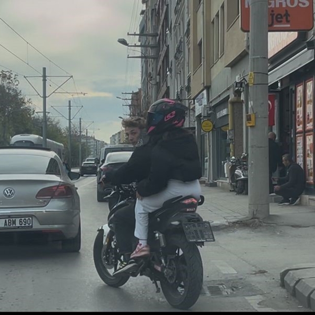 Sürücüsü kasksız, plakasız motosikletin gürültülü egzozu rahatsız etti