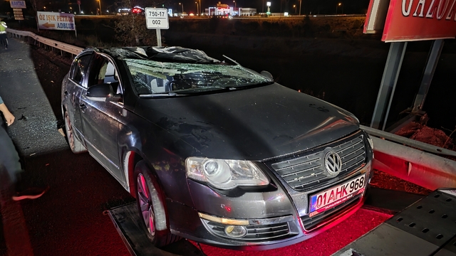 Adana'da tır ve bariyere çarpan otomobilin sürücüsü hayatını kaybetti