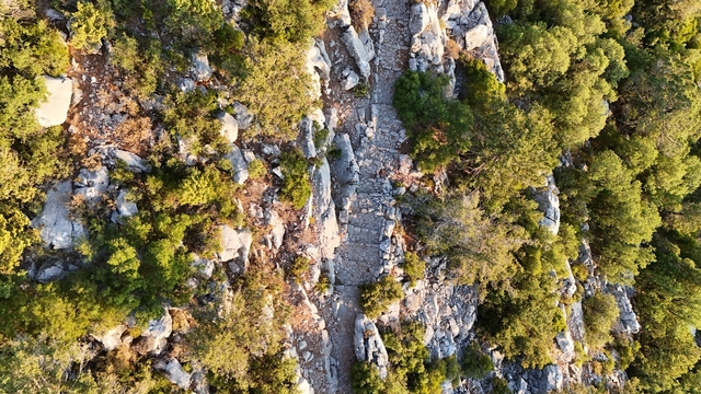 Antalya'da 3 bin 650 metrelik tarihi Kervan Yolu rotası dron ile görüntülendi
Akseki-Sarıhacılar Kervan Yolu, binlerce yıllık medeniyetin ayak izlerini bugüne taşıyor