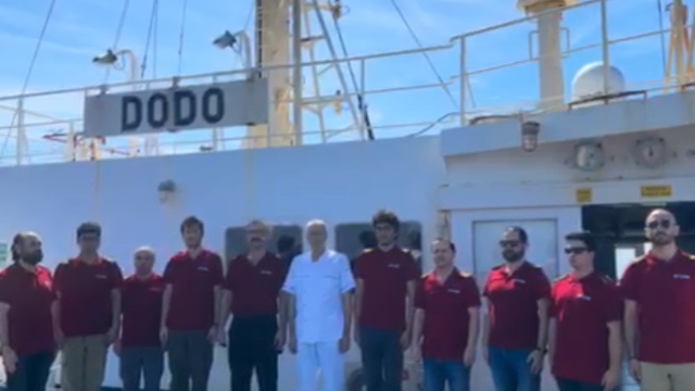 Okyanusun ortasında Atatürk'e saygı duruşu