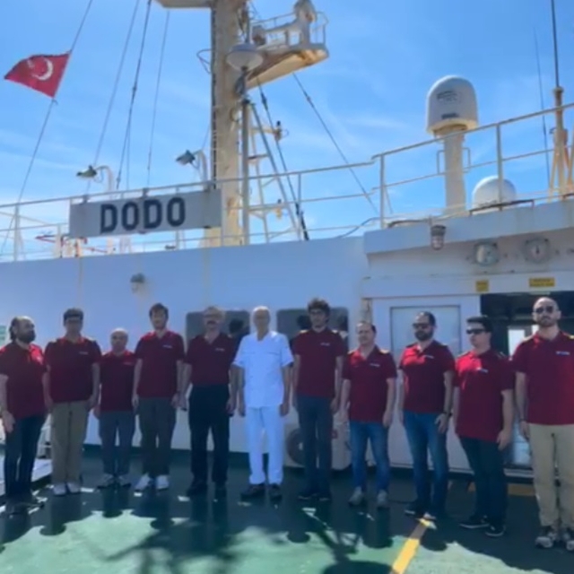 Okyanusun ortasında Atatürk'e saygı duruşu