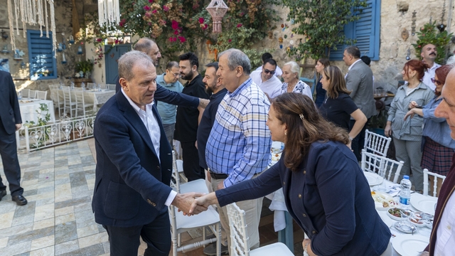 Başkan Seçer, turizm temsilcileriyle bir araya geldi
Mersin Büyükşehir Belediye Başkanı Vahap Seçer:
"Turizmi birlikte büyütebiliriz"