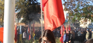 Gözyaşları içinde Atatürk'e saygı