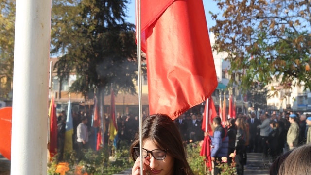 Gözyaşları içinde Atatürk'e saygı