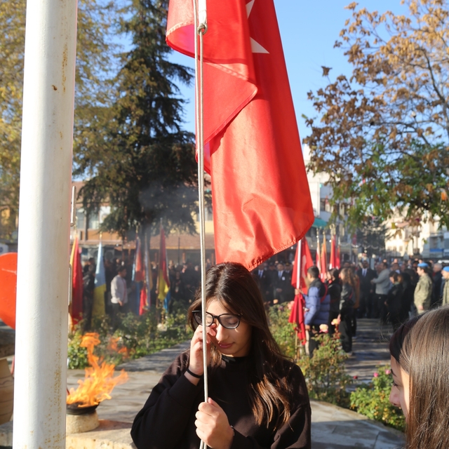 Gözyaşları içinde Atatürk'e saygı