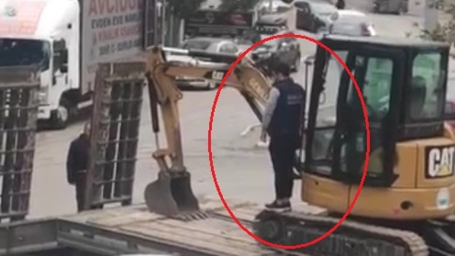 İş makinesi operatörü çekici üstünde; çaycı elinde tepsiyle Ata'yı andı