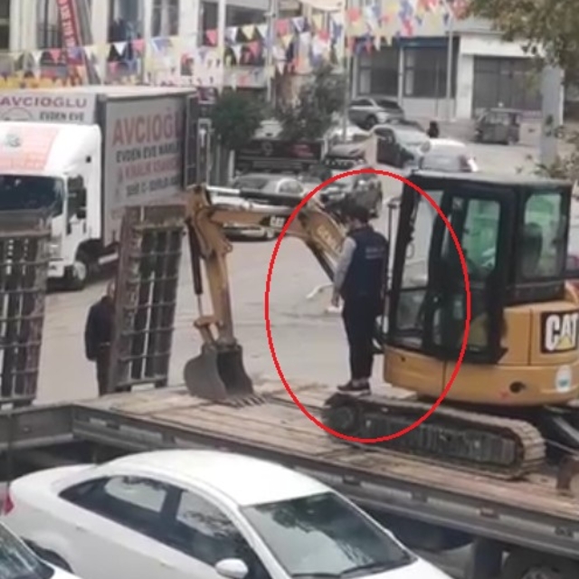 İş makinesi operatörü çekici üstünde; çaycı elinde tepsiyle Ata'yı andı