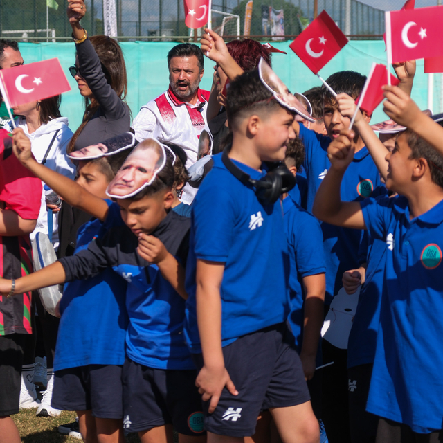 Antalya'da futbol turnuvasına katılan çocuklar Büyük Önder Atatürk'ü andı