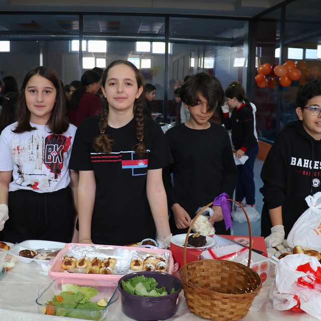 Van'da lösemili çocuklar için kermes düzenlendi