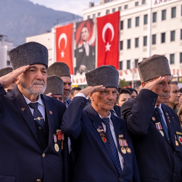 Manisa 2 dakikalığına sessizliğe büründü