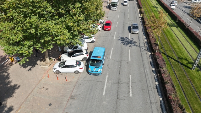 Zabıtadan yaya yoluna park eden araç ve sürücülerine denetim