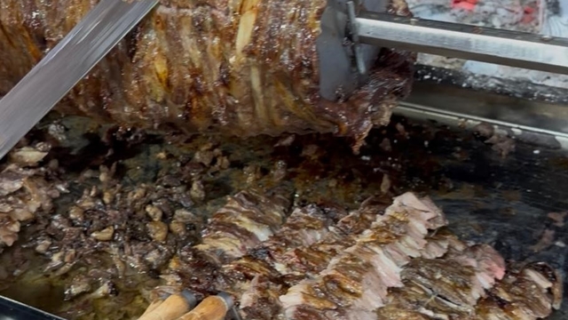 Kıpçaklardan bugüne bin yıllık gastronomik miras: Cağ kebabı
Erzurum'un mu Artvin'in mi diye münazara edilen cağ kebabı, bin yıllık kültürel miras olarak Kıpçaklardan günümüze ulaşıyor
Prof. Dr. Ercoşkun: "Her iki kent de kendilerine ait olduğunu iddia ederek bir bakıma doğru söylüyor. Çünkü bu iki kent bin yıl önce Kıpçakların yaşadığı bölgenin içinde yer alıyor"