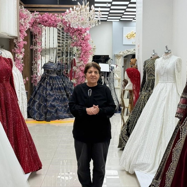 Depremlerde iki iş yeri yıkılan kadın pes etmedi