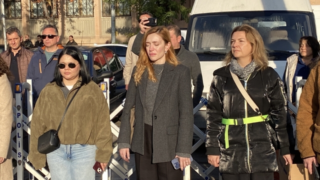 Gazi Mustafa Kemal Atatürk'ü anma töreni
Saat 09.05'te kentte hayat durdu, siren sesini duyan bazı vatandaşlar gözyaşları döktü