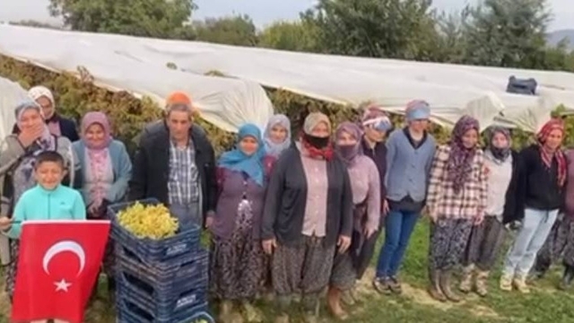 Bağlarda siren sesi yankılandı
Alaşehir'de üzüm bağlarındaki işçilerden saygı duruşu