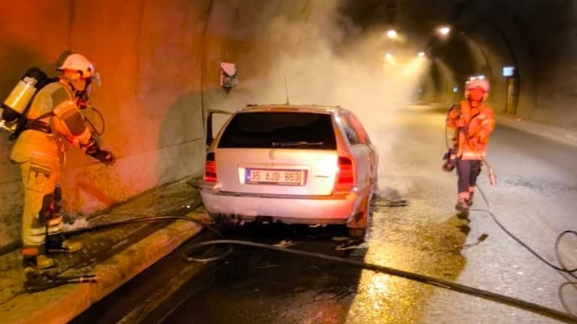 Konak Tünelleri'ndeki araç yangınına itfaiyeden hızlı müdahale