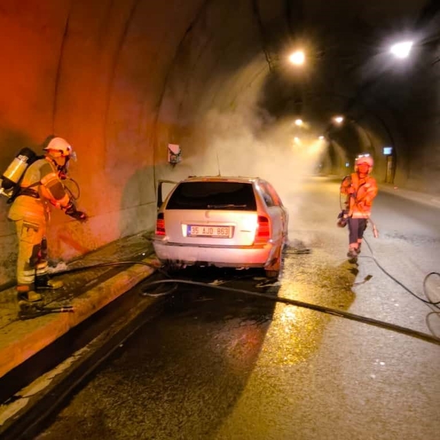Konak Tünelleri'ndeki araç yangınına itfaiyeden hızlı müdahale