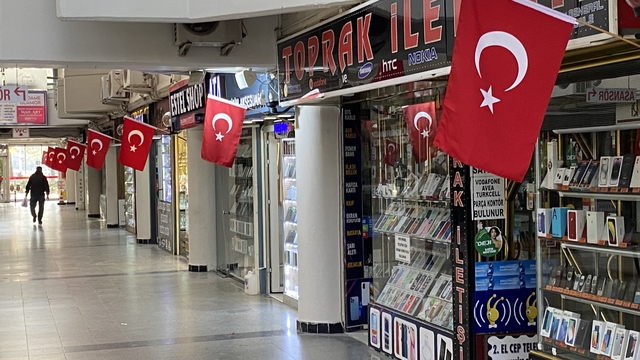 Taşbaşı Çarşısı'ndaki dükkanlar Türk bayrakları ile donatıldı