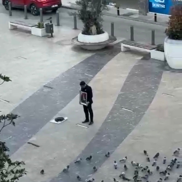 Elinde Atatürk tablosu ile saygı duruşunda bulundu