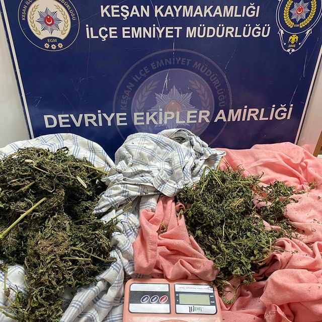 Araçtaki çarşafların içinden uyuşturucu çıktı