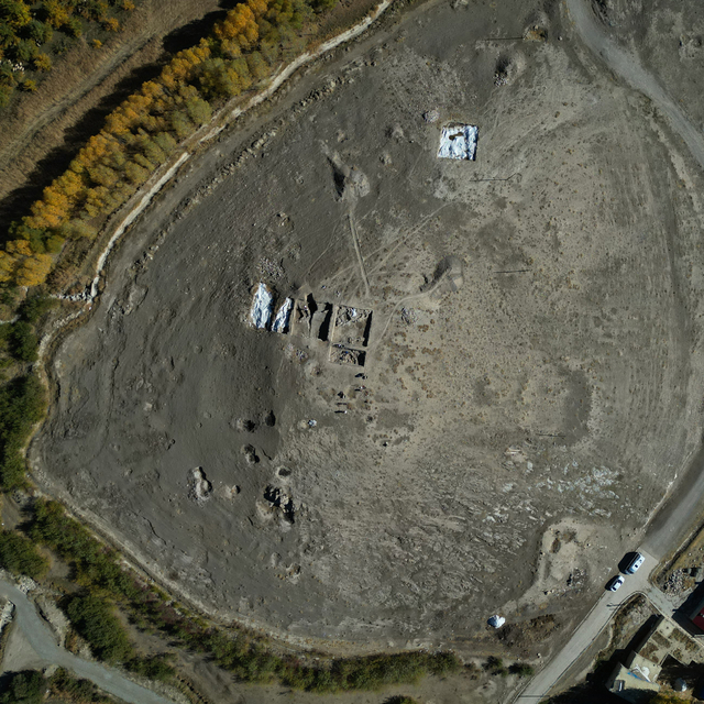 Van'daki kazılarda 5 bin yıllık olduğu değerlendirilen karbonlaşmış arpa ta...