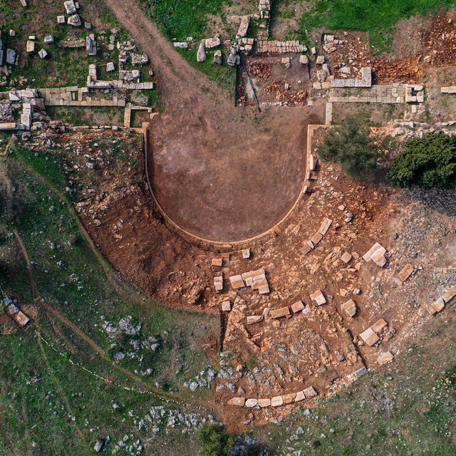 Gölyazı'daki antik tiyatroda seyirci basamakları orijinal yerlerine yerleşt...