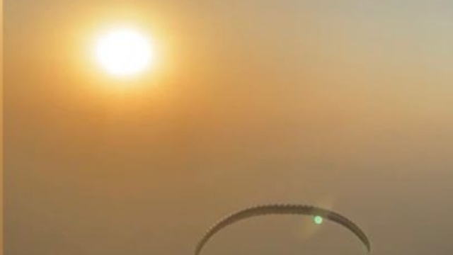 Renkli festivalde kısa süreli korku: Paraşütçü kayaya çarptı