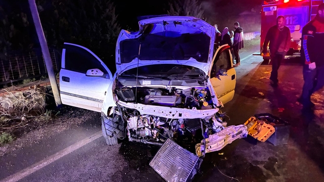 Kırklareli'nde aydınlatma direğine çarpan otomobildeki 2 kişi yaralandı