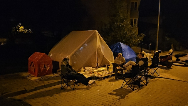 Sındırgı'da depremler vatandaşı tedirgin ediyor
Vatandaşlar geceleri dışarıda geçiriyor