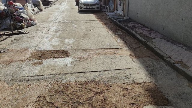 Belediyenin onarmadığı çukurları vatandaş düzeltmeye çalıştı
Çok sayıda çukurun bulunduğu sokağın onarılması bekleniyor