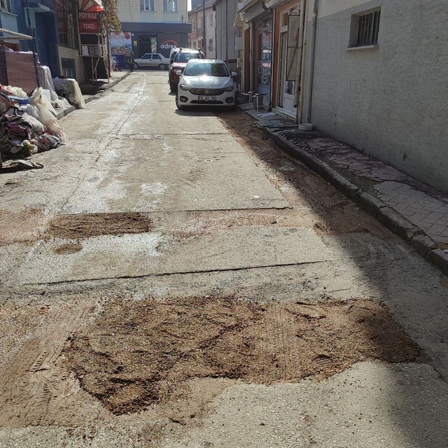 Belediyenin onarmadığı çukurları vatandaş düzeltmeye çalıştı
Çok sayıda çuk...