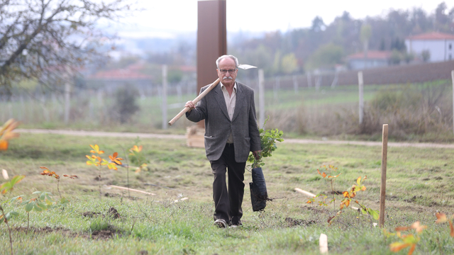 Emekli orman mühendisi ağaç sevgisiyle gençlere örnek oluyor